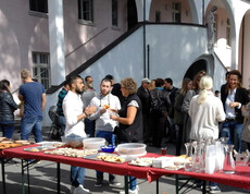 Ein großes Buffet mit vielen Menschen im Freien beim langen Tag der Flucht.