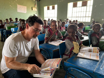 Bildung als Schlüssel zur Zukunft: Ernst Sandriesser besucht eine Schule in Kenia, in der Kinder trotz schwieriger Umstände lernen und lachen können.