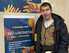 Benjamin vor dem Plakat des Inklusionstages 2025