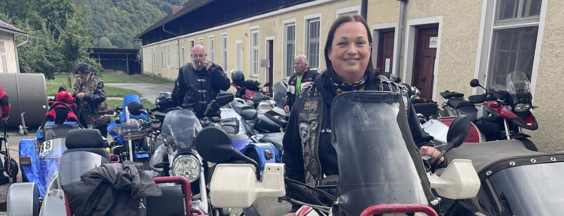 Frau in Beiwagenmaschine